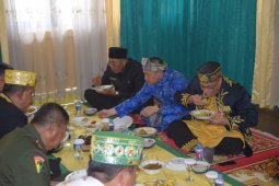 Sintang gelar saprahan Bhinneka Tunggal Ika