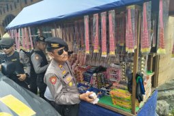 Polres Sintang sita ratusan petasan