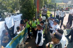 Karyawan Bromo Panuluh Steel Demo PLN Sidoarjo