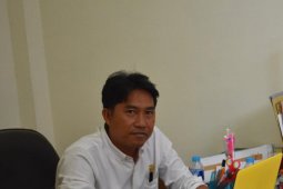 Warga Sintang pasang bendera sebulan penuh