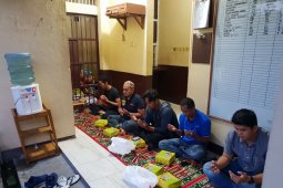 Polsekta Banjarmasin Tengah Buka Puasa Bersama Para Tahanan