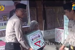 Polsek Tapin Selatan Berikan Sembako Kepada 200 Warga