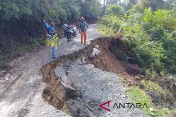 Jalan penghubung desa di Aceh Barat ambles