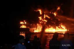 KM Satya kencana terbakar 250 penumpang dievakuasi