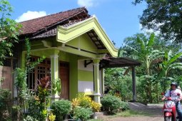 Ibunda Mahasiswi Bergabung ISIS Menangis Dengar Anaknya  Dideportasi