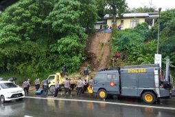 Polri bantu warga terkena banjir