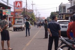Densus 88 Bawa Salah Satu Warga Tropodo