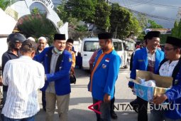 KNPI berbagi 1000 takjil kepada pengguna jalan
