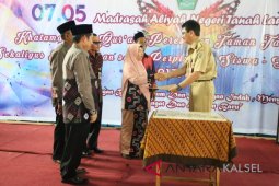 Sekdakab  hadiri khatam Al-Qur'an MAN Tanah Laut
