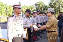 Pjs Bupati serahkan penghargaan