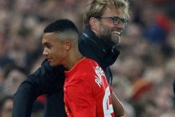 Juergen Klopp membuat kaget Alexander-Arnold