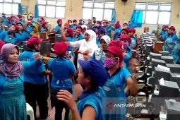 Khofifah Senam "Stretching" Bersama Pekerja Wanita MPS Bojonegoro (Video)