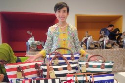 Violetta Boenga, wanita karir buka usaha "Online"