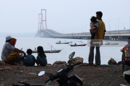 Ngabuburit di Jembatan Suramadu