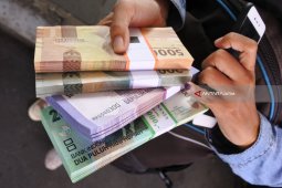 Rupiah Falls Slightly Agains Dollar