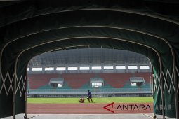 Perawatan Lapangan Stadion Pakansari