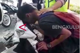 Remaja ini berakting kesurupan saat ditilang polisi