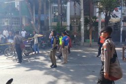Polisi Halau Warga agar Tidak Mendekat Lokasi Ledakan Gereja (Video)