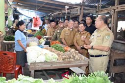 Bupati pantau harga sembako di pasar rakyat