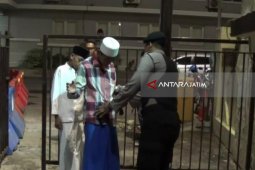 Polisi Periksa Ketat Jamaah Tarawih di Masjid Mapolrestabes Surabaya