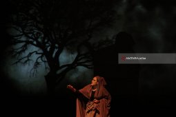 Ine Pentaskan Lakon "Cut Nyak Dhien" di Surabaya