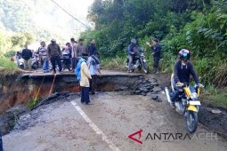 BPBD Aceh Barat tangani jalan ambles