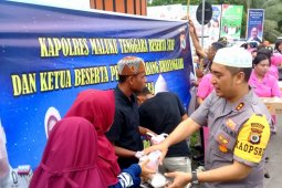 Polres Malra bagikan takjil untuk masyarakat
