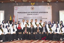 26 lulusan Apoteker ULM dilantik dan diambil sumpahnya