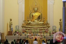 ratusan umat budha gorontalo rayakan waisak