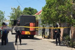 Densus 88 Geledah Rumah Pelaku Bom Polrestabes Surabaya (Video)