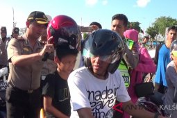 Polisi razia pengendara tak gunakan helm