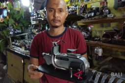 Pemuda Buleleng manfaatkan kaleng bekas jadi miniatur vespa