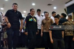 Berjaket Asian Games, Jokowi "Ngemall" di Pekanbaru (Video)