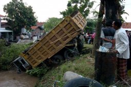 Truk masuk sungai