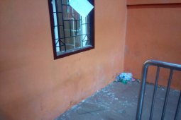 Petugas Amankan Suporter Ngamuk di Stadion Pamekasan
