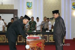 Plt Gubenur Jambi  lantik lima komisioner KIP