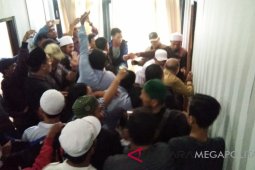 Waduh, seorang anggota DPRD Karawang dikeroyok