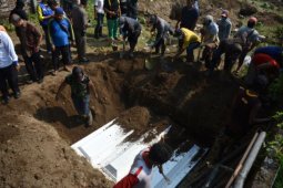 Tiga jenazah teroris belum dimakamkan