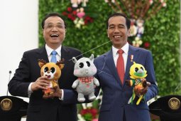 Berfoto dengan maskot Asian Games XVIII