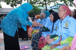PKK Banjarmasin Serahkan Sembako dan Temui Lansia