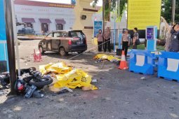 Mengorbankan anak-istri dalam aksi terorisme