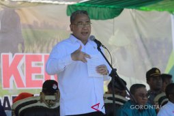 Mendes Serahkan Bantuan di Kabupaten Gorontalo