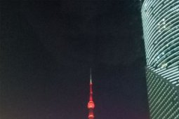 Ikon Shanghai pun bernuansa "Merah-Putih"