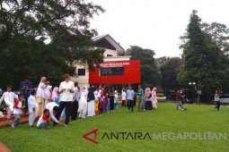 Puluhan anak yatim "ngabuburit" bareng bule (Video)
