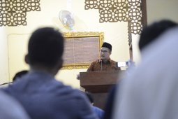 Rektor IPB shalat tarawih perdana bersama warga IPB