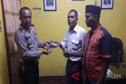 Kades serahkan senpi ke polisi Tamiang