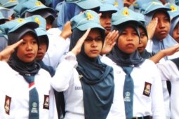 Memperkenalkan kolom Rosihan Anwar ke siswa
