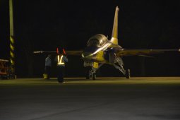 Penerbang "Golden Eagle" Latihan Terbang Malam