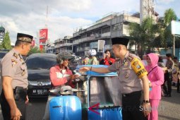Perduli sesama Kapolres bagikan takjil ke pengendara
