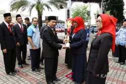 Tenaga Pendidik Kota Banjarmasin Diberi Penghargaan